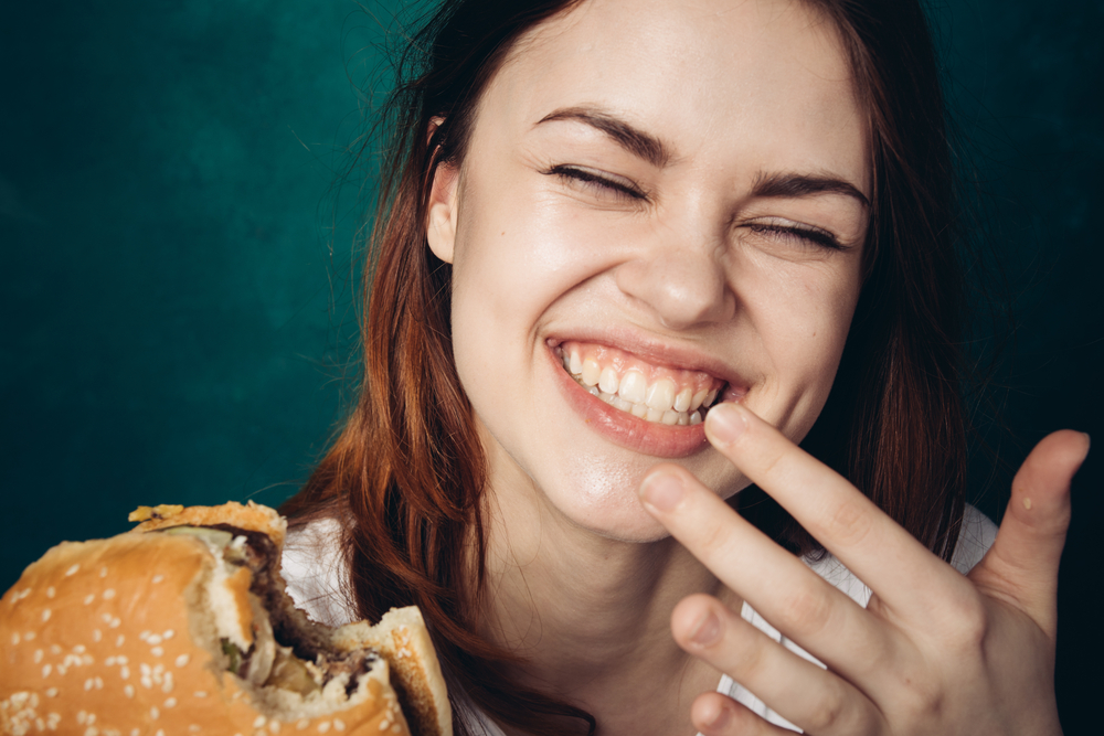 Woman_eating-burger